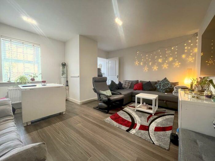 1 Bedroom Flat To Rent In Sullivan Row, Bromley, BR2