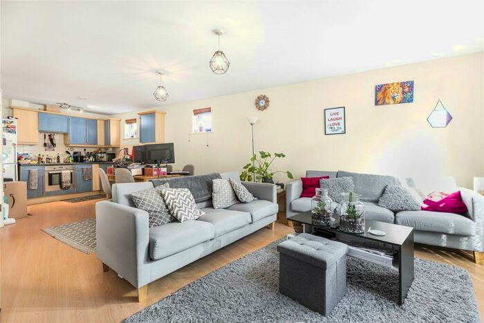 2 Bedroom Apartment To Rent In Turin Street, Bethnal Green, London, E2