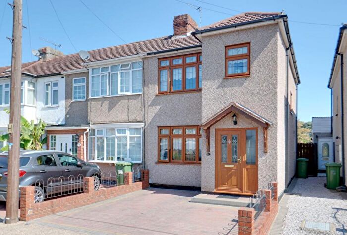 3 Bedroom End Of Terrace House For Sale In Findon Gardens, Rainham, RM13