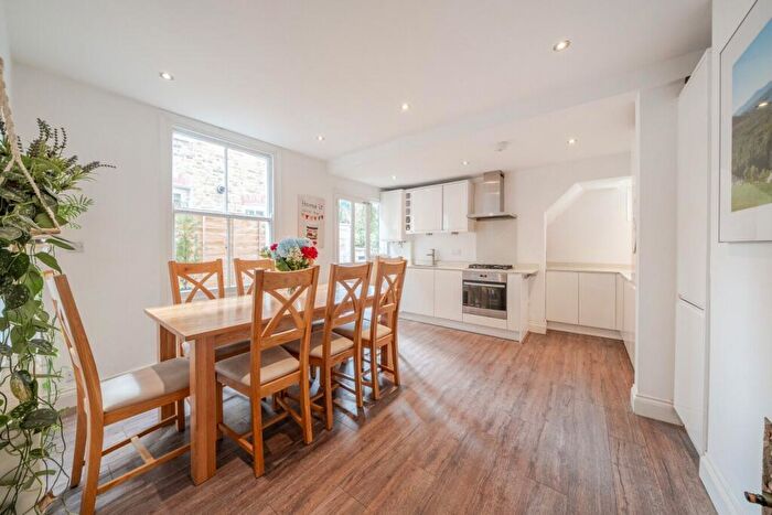 2 Bedroom Flat For Sale In Fieldhouse Road, Balham, London, SW12