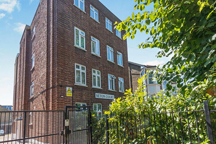 2 Bedroom Flat For Sale In Fairlop Road, London, E11