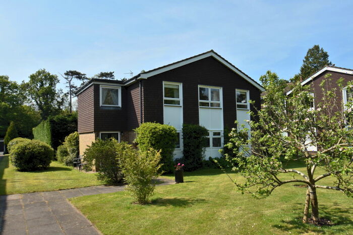 3 Bedroom Apartment For Sale In Larchmoor Park, Stoke Poges, Buckinghamshire, SL2