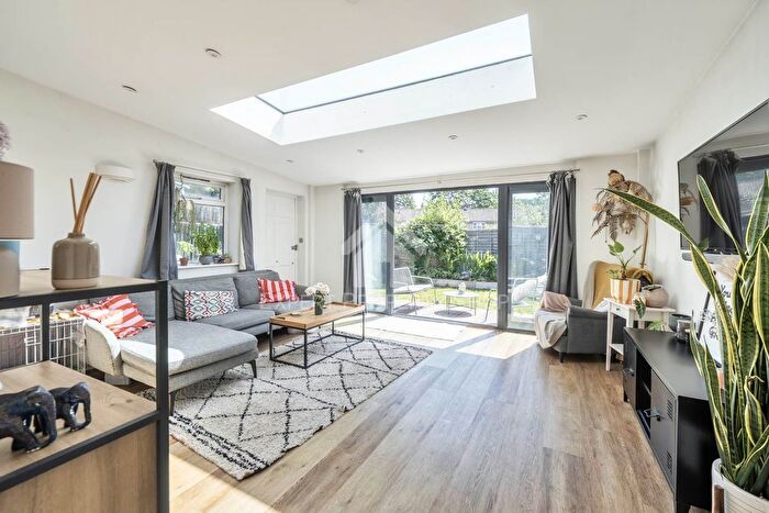 2 Bedroom Maisonette For Sale In Holly Copse, Stevenage, SG1