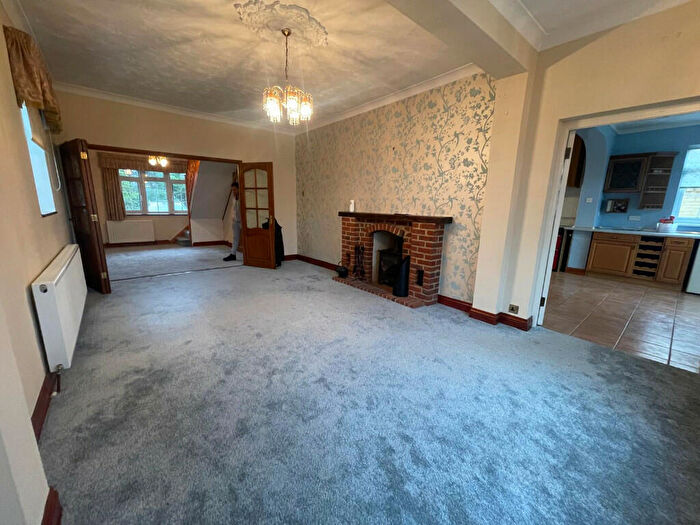3 Bedroom Detached House To Rent In North Road, Romford, London, RM4