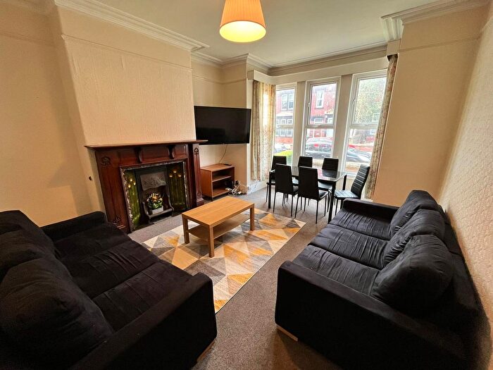 5 Bedroom Terraced House To Rent In Estcourt Terrace, Leeds, LS6