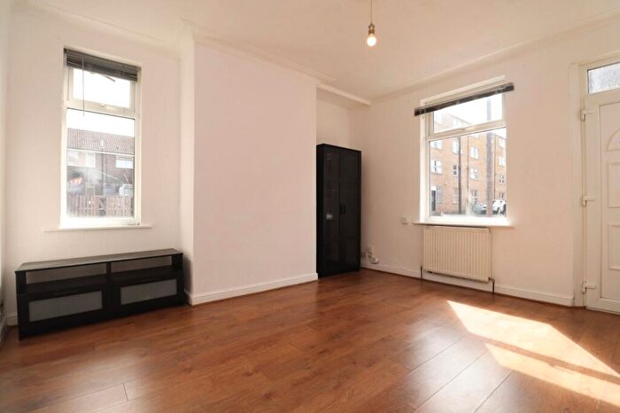 2 Bedroom House To Rent In Greenock Place, Leeds, West Yorkshire, Uk, LS12