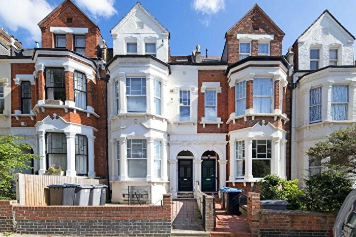 3 Bedroom Flat To Rent In Callcott Road, Brondesbury Park, NW6
