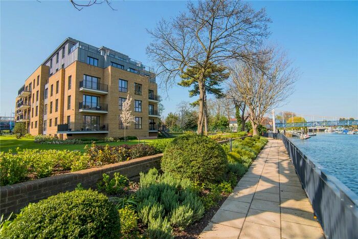3 Bedroom Flat To Rent In Pinewood Gardens, Teddington, Middlesex, TW11