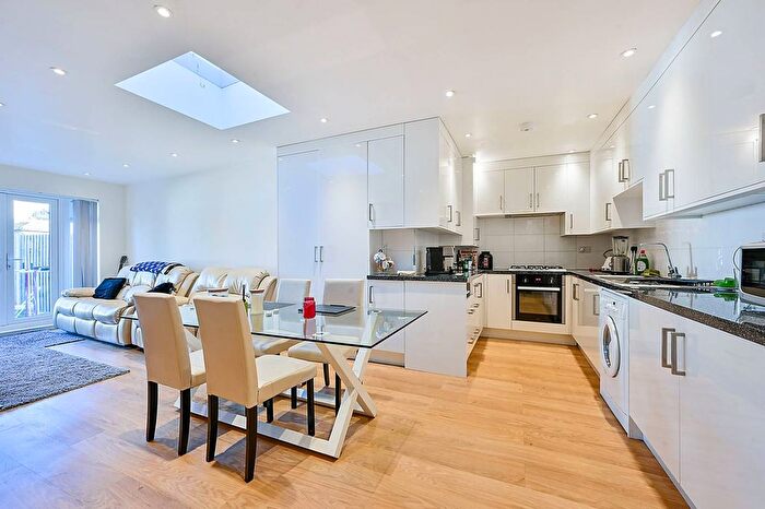 2 Bedroom Flat To Rent In Crowther Avenue, South Ealing, Brentford, TW8