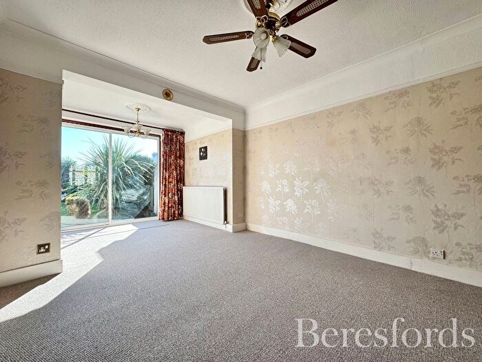2 Bedroom Bungalow For Sale In Norman Road, Hornchurch, RM11