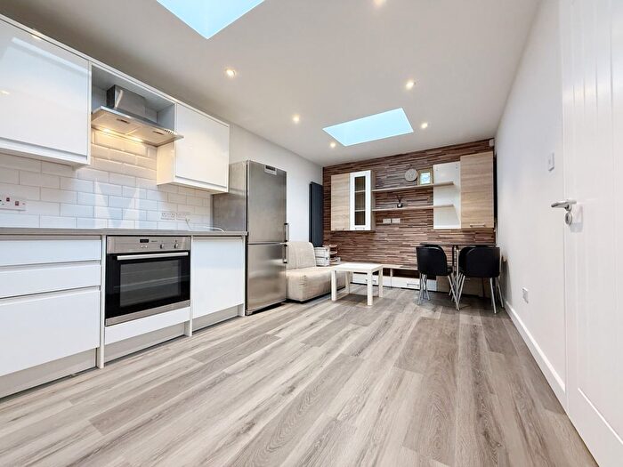 1 Bedroom Flat To Rent In Browning Way, Hounslow, TW5