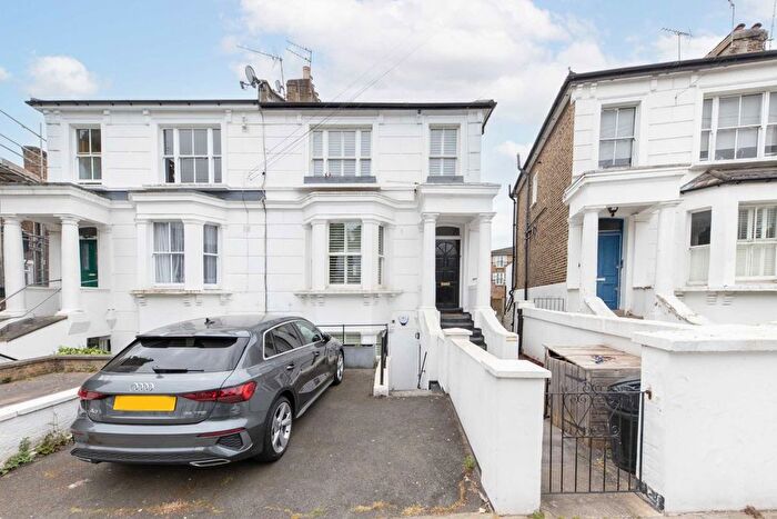 2 Bedroom Flat To Rent In Cathnor Road, London, W12