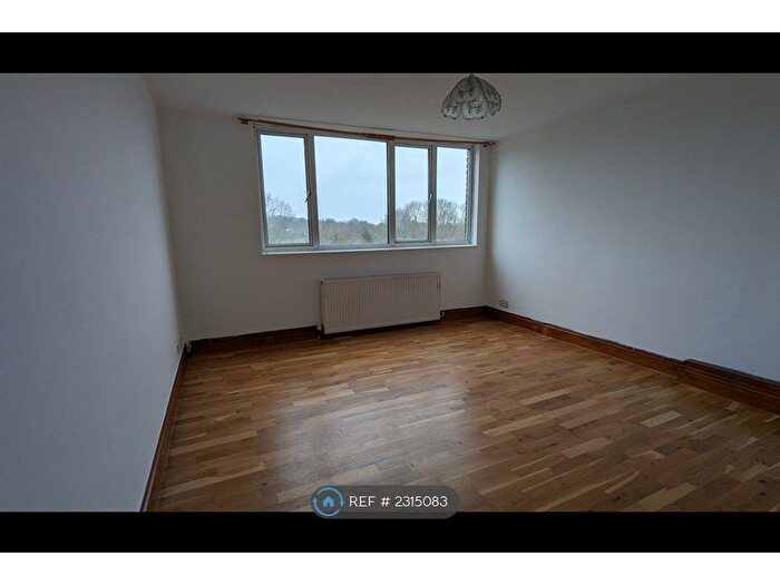 2 Bedroom Flat To Rent In Craigside, Kingston Upon Thames, KT2