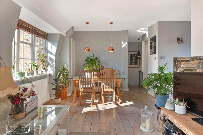 2 Bedroom Flat To Rent In Vicarage Crescent, London, SW11