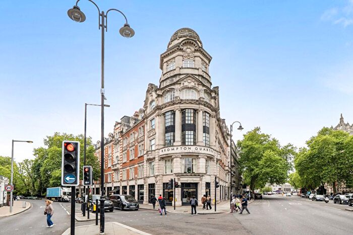 3 Bedroom Flat To Rent In Thurloe Place, Knightsbridge, London, SW7