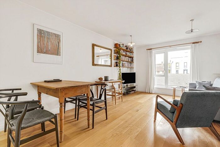 2 Bedroom Flat To Rent In Cresset Road, Hackney, E9
