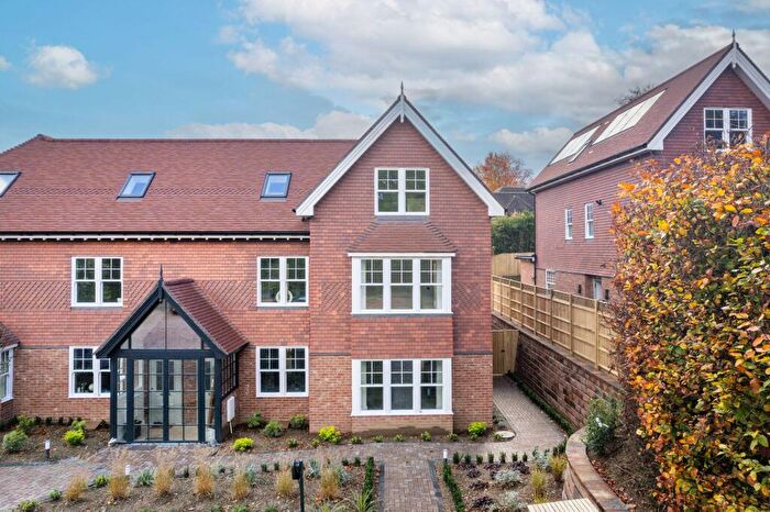 4 Bedroom End Of Terrace House For Sale In Hollymeoak Road, Coulsdon, CR5