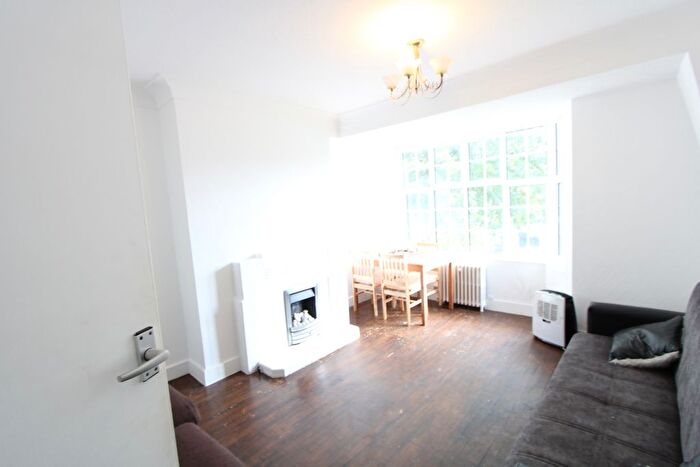 3 Bedroom Flat To Rent In Leigham Avenue, London, SW16
