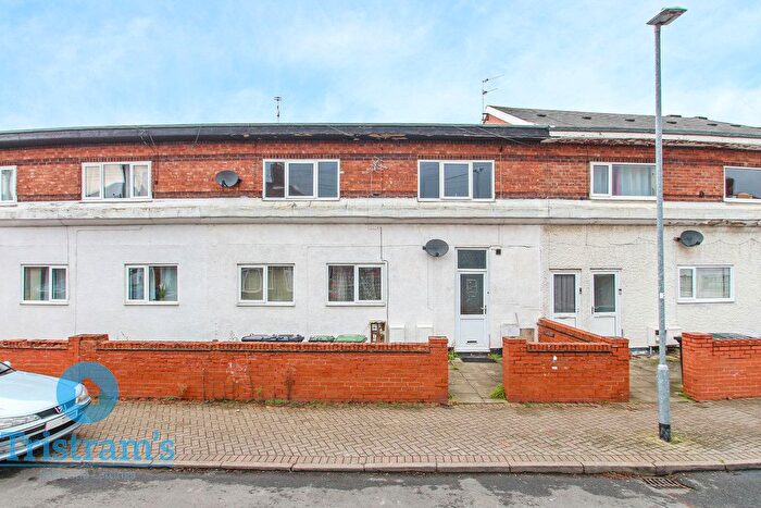 3 Bedroom Flat To Rent In Lilac Crescent, Beeston, NG9