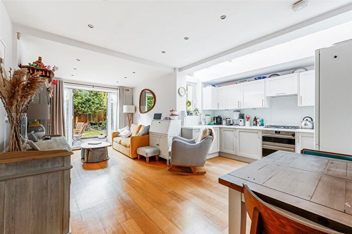 2 Bedroom Flat For Sale In Birkbeck Grove, London, W3