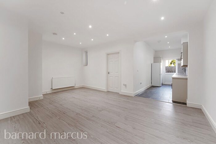 2 Bedroom Flat To Rent In Park Avenue, Mitcham, CR4