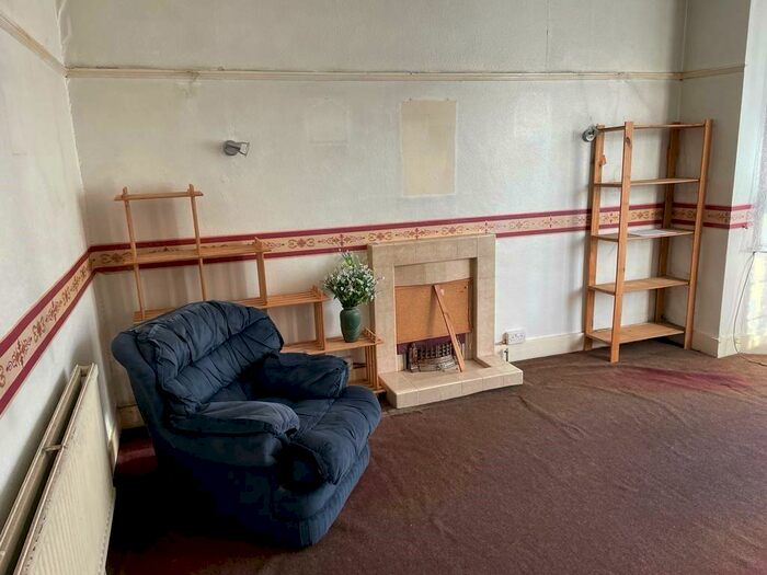 2 Bedroom Flat To Rent In Cotswold Road, Westcliff-On-Sea, Essex, SS0