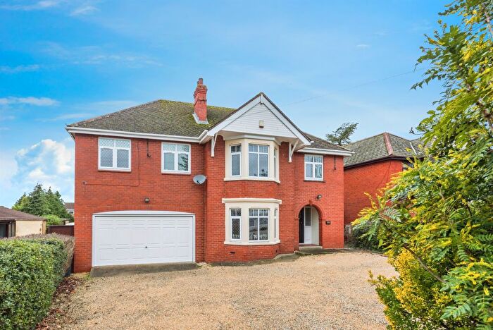 5 Bedroom Detached House For Sale In Cricklade Road, Swindon, SN2