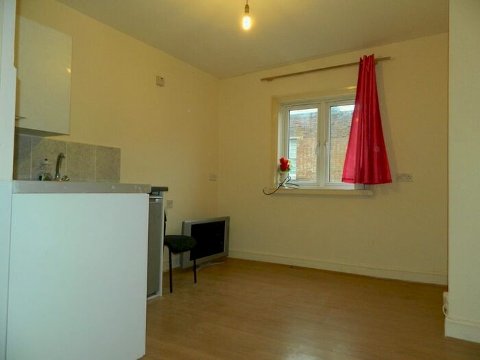 Studio To Rent In High Road, London, NW10