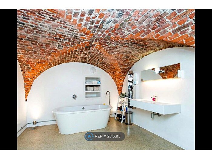 2 Bedroom Flat To Rent In Charles Square, London, N1