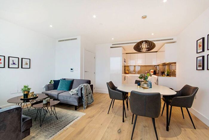 1 Bedroom Flat To Rent In Lombard Wharf, Battersea, London, SW11