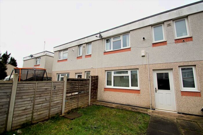 2 Bedroom Town House To Rent In Red Hall Chase, Leeds, LS14