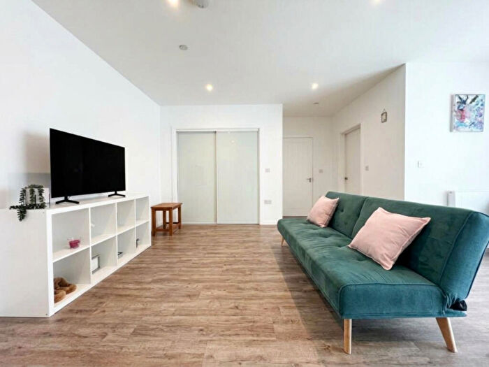 1 Bedroom Flat To Rent In Oak End Way, Gerrards Cross, SL9
