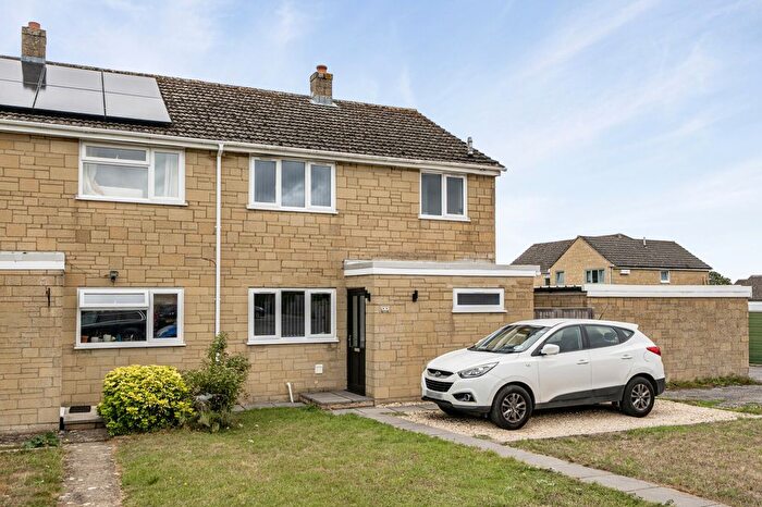 3 Bedroom Semi-Detached House For Sale In Finchdale Close, Carterton, OX18