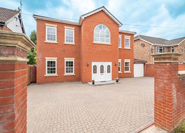 4 Bedroom Detached House For Sale In Noak Hill Road, Billericay, CM12