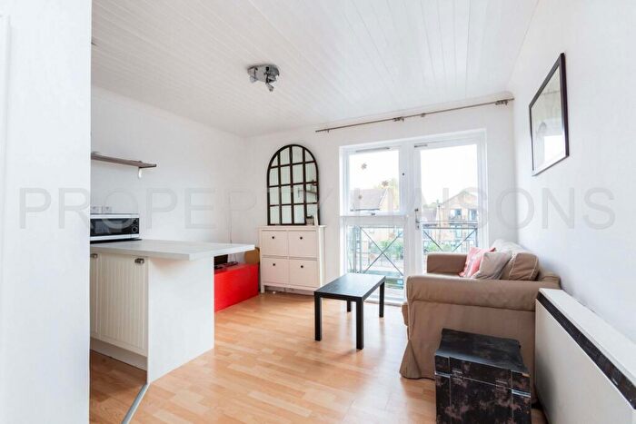 1 Bedroom Apartment To Rent In Whiteadder Way, Canary Wharf, E14