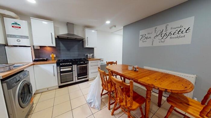 6 Bedroom Terraced House To Rent In Brudenell Mount, Hyde Park, Leeds, LS6