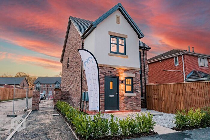 4 Bedroom Detached House For Sale In Weir Close, Tyldesley, Manchester, M29
