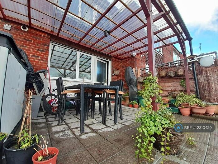 3 Bedroom Flat To Rent In Farncombe Street, Godalming, GU7