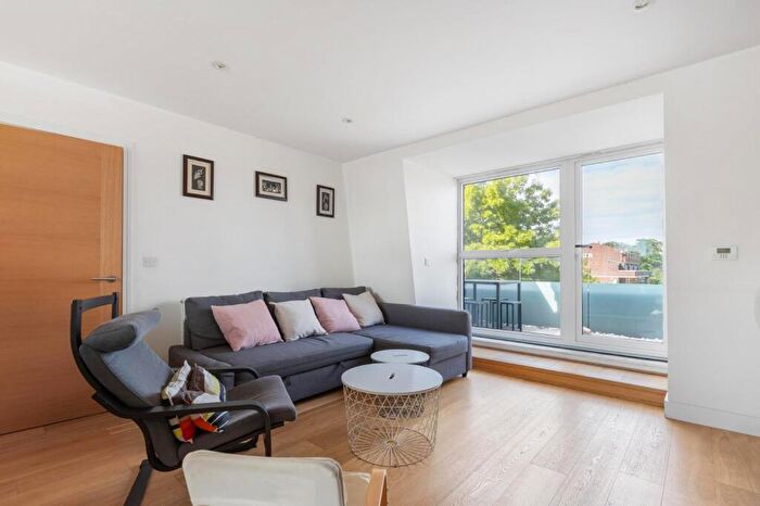 2 Bedroom Flat For Sale In Gideon Road, The Shaftesbury Estate, SW11