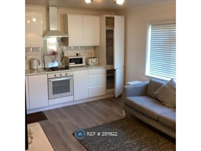 3 Bedroom Flat To Rent In Cazeneuve St, Rochester, ME1