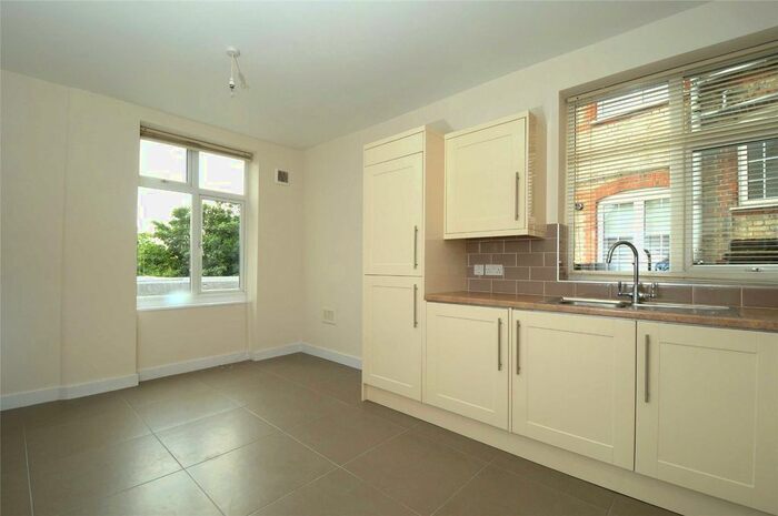 2 Bedroom Flat To Rent In Ballards Lane, London, N3