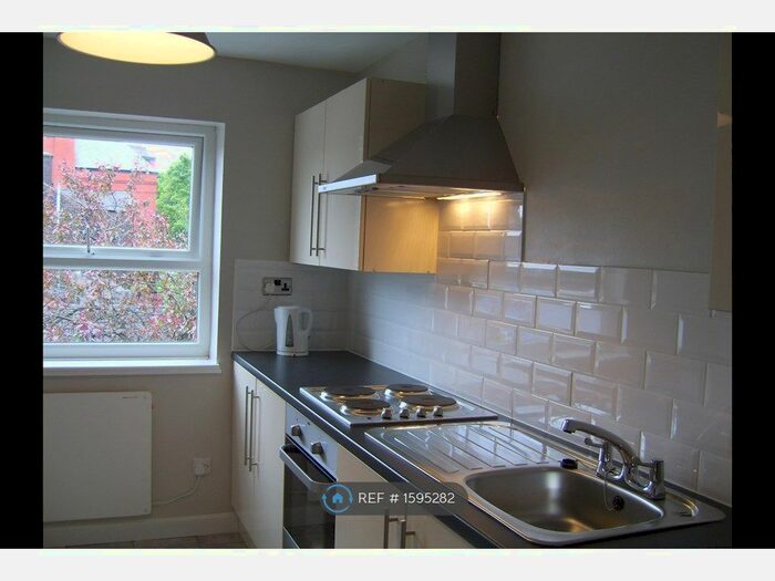 2 Bedroom Flat To Rent In Silver Court, Whitefield, Manchester, M45