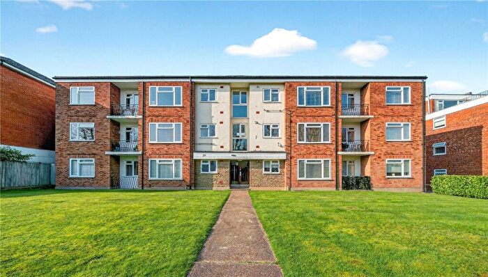 2 Bedroom Flat For Sale In Castle Avenue, Highams Park, London, E4