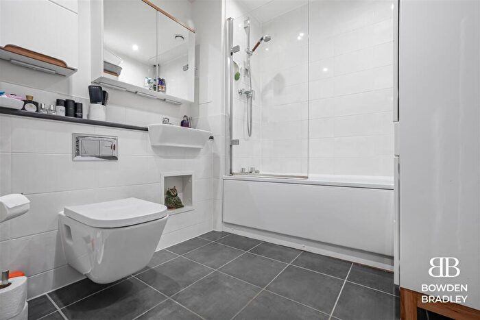1 Bedroom Apartment For Sale In Marine Crescent, Hainault, IG6