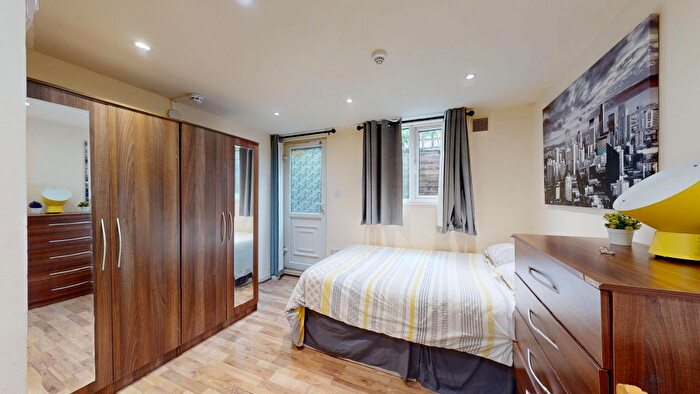 Studio To Rent In Ash Grove, London, NW2
