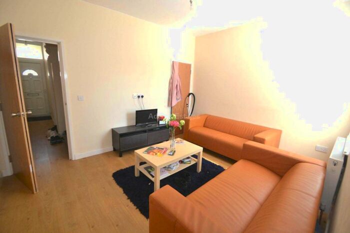 5 Bedroom Terraced House To Rent In Radstock Road, Reading, RG1