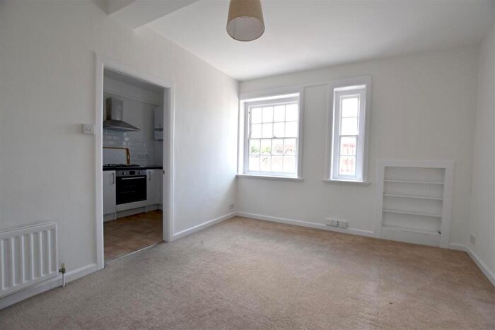 2 Bedroom Flat To Rent In Bell Street, Reigate, Surrey, RH2