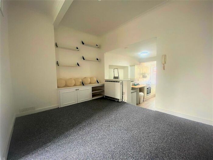 1 Bedroom Flat To Rent In Hillingdon Hill, Uxbridge, UB10