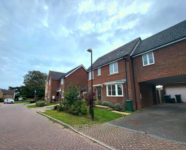 4 Bedroom Semi-Detached House To Rent In Thistledown, Walmer, Deal, CT14