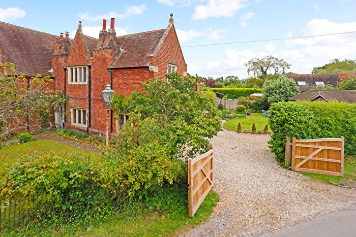 3 Bedroom Town House For Sale In School Lane, Reading, RG7